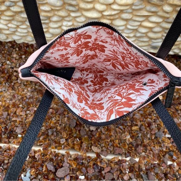 Gucci Bloom Parfum Pink Faux Satin Make Up/Cosmetic Pouch. NWOT - Picture 7 of 11